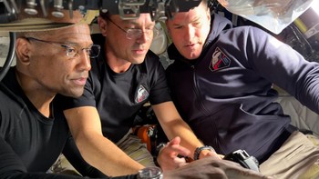 Astronot NASA Victor Glover dan Komandan Reid Wiseman bersiap untuk perjalanan mereka mengelilingi sisi jauh Bulan bersama astronot Badan Antariksa Kanada (CSA) Jeremy Hansen dengan mengkonfigurasi peralatan kamera mereka untuk digunakan melalui jendela pesawat ruang angkasa Orion, sesaat sebelum penerbangan lintas bulan mereka pada 6 April 2026. Gambar dirilis 7 April 2026. Foto: NASA/HO via Reuters