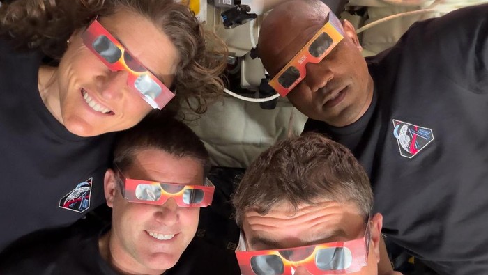 Foto Bumi dan Gerhana dari Balik Bulan oleh Artemis II