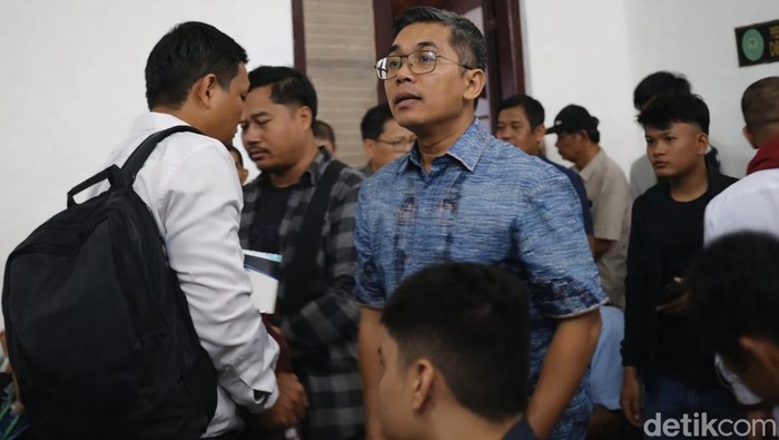 Foto : Lokot Nasution (baju biru) hadir sebagai saksi di Pengadilan Negeri (PN) Medan, Rabu (8/4/2026)
(Juita Sinuhaji/detikSumut)