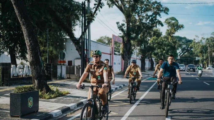 Wali Kota Medan Rico Waas bersepeda menuju kantor. (Instagram/ricowaasofficial)