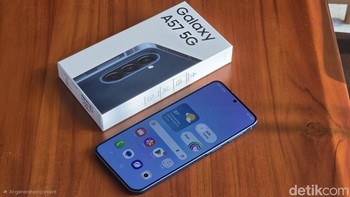 Galaxy A57 mengusung layar 6,7 inch Super AMOLED+ dengan refresh rate adaptif hingga 120Hz. bezelnya dibuat lebih tipis dari sebelumnya. Foto: Adi FR/detikINET