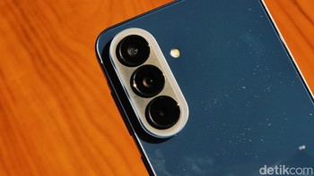 Samsung turut memberikan sentuhan baru pada bagian modul kamera dengan memberikan lapisan transparan. Foto: Adi FR/detikINET