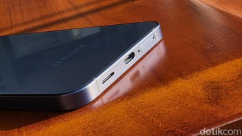 Baterai 5.000mAh yang tahan lama memastikan perangkat dapat mengikuti aktivitas pengguna yang padat, sementara Super Fast Charging 45watt memungkinkan pengisian daya yang cepat saat dibutuhkan. Foto: Adi FR/detikINET