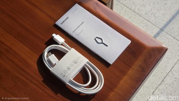Samsung hanya memberikan kabel data, erta petunjuk penggunakan dan SIM card injector. Foto: Adi FR/detikINET