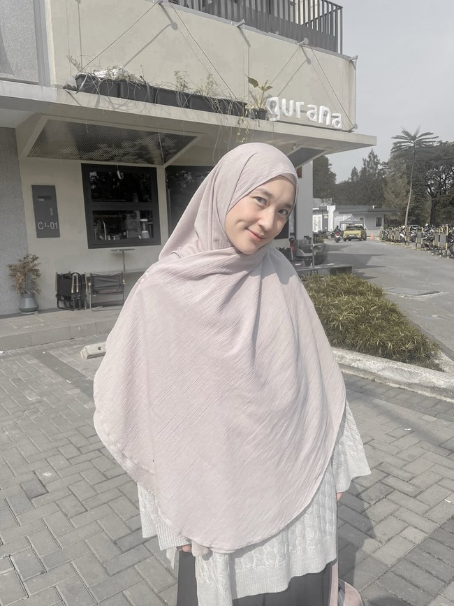 Hijab syari sedang tren di kalangan hijabers. Salah satu influencer hijab yang konsisten dengan gaya hijab syari adalah Denisa Rani. Ia kerap mengunggah foto OOTD padu padan hijab syari dengan nuansa outfir serba earth tone. Denisa tampil minimalis dengan balutan khimar crinkle berukuran besar yang menutup dada dengan sempurna. Warna earth tone yang lembut memberikan kesan wajah yang cerah dan penampilan yang bersahaja. Foto: Dok. Instagram @denisarani.