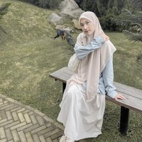 Gaya santai di luar ruangan ini memadukan outer denim berwarna biru muda dengan rok lebar berwarna krem yang feminin. Hijab instan berwarna senada dengan rok menciptakan kontras yang menarik namun tetap terlihat kalem. Foto: Dok. Instagram @denisarani.