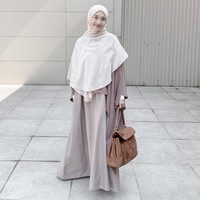 Denisa memadukan gamis dan outer berpotongan longgar (oversized) dengan khimar instan berwarna lebih terang untuk memberi dimensi pada tampilan. Tambahan tas tangan berwarna cokelat tua menjadi aksen pelengkap yang memberikan kesan elegan. Foto: Dok. Instagram @denisarani.
