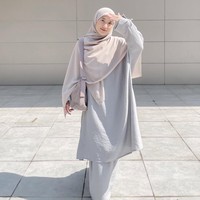 Setelan tunik dan rok berwarna abu-abu muda ini memberikan siluet yang ramping namun tetap sesuai kaidah syari. Penggunaan khimar dengan material jatuh membuat tampilan ini terlihat sangat nyaman untuk aktivitas sehari-hari di cuaca panas. Foto: Dok. Instagram @denisarani.