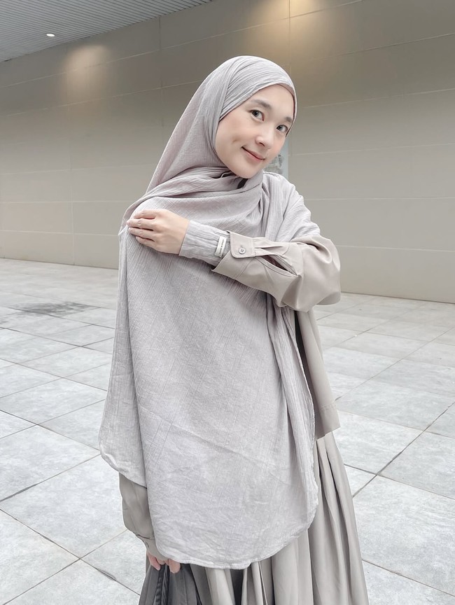 Denisa menunjukkan detail pada lengan mansetnya yang senada dengan tekstur khimar crinkle yang ia kenakan. Perpaduan tekstur kain yang seragam ini menciptakan gaya yang unik tanpa memerlukan banyak aksesori tambahan. Foto: Dok. Instagram @denisarani.