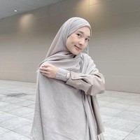 Denisa menunjukkan detail pada lengan mansetnya yang senada dengan tekstur khimar crinkle yang ia kenakan. Perpaduan tekstur kain yang seragam ini menciptakan gaya yang unik tanpa memerlukan banyak aksesori tambahan. Foto: Dok. Instagram @denisarani.