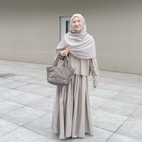 Selanjutnya, padu padan yang terdiri dari kemeja berpotongan pendek dan rok lebar ini cocok bagi kamu yang ingin tampil dinamis. Khimar panjang yang menutupi bahu dan dada tetap menjadi poin utama yang menjaga kesantunan gaya tersebut. Foto: Dok. Instagram @denisarani.
