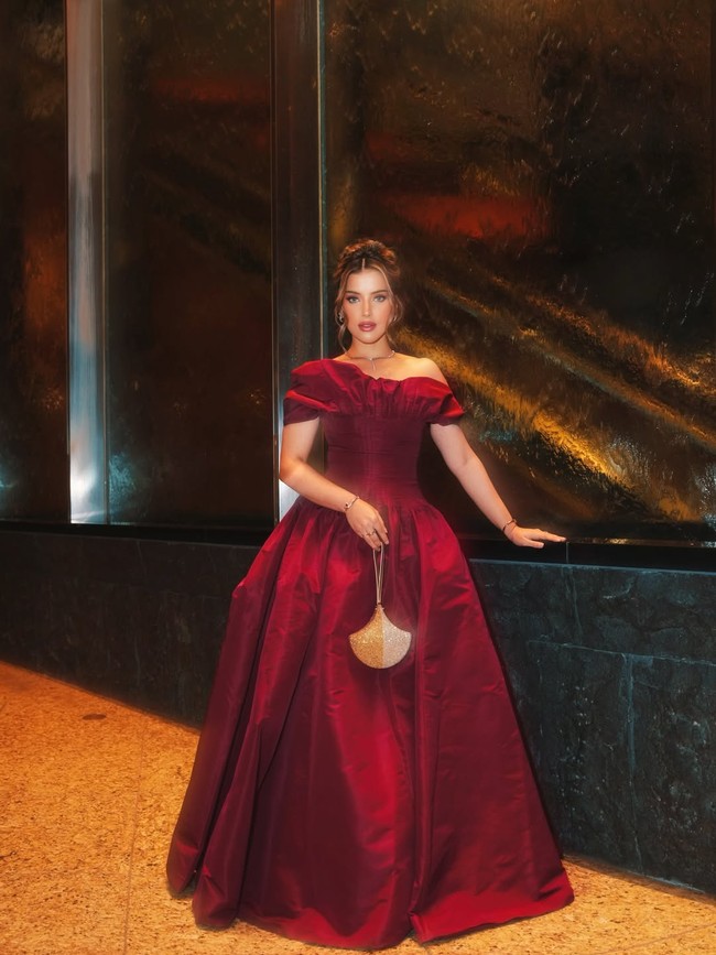 Rambut ditata dalam gaya updo messy yang memberikan keseimbangan antara kesan formal dan modern. Sementara itu, makeup bold dengan complexion flawless dan smokey eyes menghadirkan karakter kuat yang tetap sophisticated. Foto: Instagram/@tasyafarasya