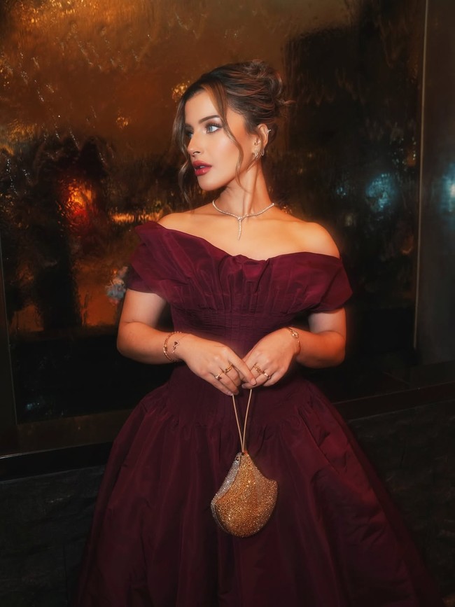 Beberapa koleksi yang dikenakan bahkan berasal dari lini ikonis seperti Serpenti dan Divas’ Dream. Salah satunya kalung Serpenti Viper Necklace yang dijual seharga 100.000 euro atau hampir Rp 2 miliar di situs resminya. Kehadiran perhiasan ini tidak hanya menjadi pelengkap, tetapi juga statement yang mengangkat tampilan dari glamor menjadi truly luxurious. Foto: Instagram/@tasyafarasya