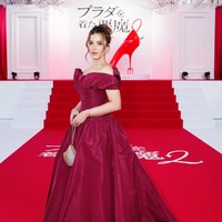 Warna merah yang dipilih pun terasa sangat relevan. Tidak hanya bold dan glamor, tetapi juga selaras dengan identitas visual film yang identik dengan nuansa merah ikonis.  Foto: Instagram/@tasyafarasya