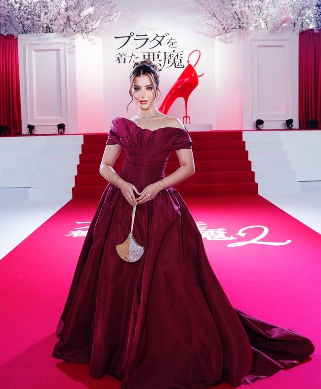 Bak ‘lady in red’, beauty influencer itu menebar aura keanggunannya dalam balutan gaun merah marun rancangan desainer Indonesia Yogie Pratama. Gaun tersebut hadir dalam potongan off-shoulder yang mengekspos bahunya. (Foto: Instagram/@tasyafarasya)