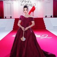 Bak ‘lady in red’, beauty influencer itu menebar aura keanggunannya dalam balutan gaun merah marun rancangan desainer Indonesia Yogie Pratama. Gaun tersebut hadir dalam potongan off-shoulder yang mengekspos bahunya. (Foto: Instagram/@tasyafarasya)