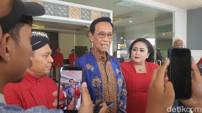 Gubernur Daerah Istimewa Yogyakarta (DIY), Sri Sultan Hamengku Buwono (HB) X saat memberikan keterangan di Taman Budaya (TBG), Wonosari