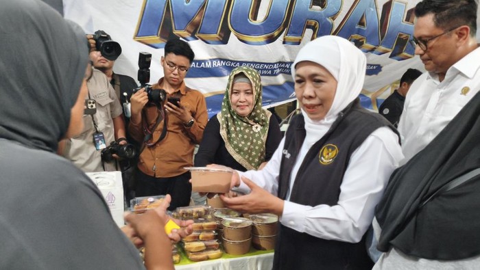 Gubernur Jatim saat hadir dalam pasar murah di Sidoarjo