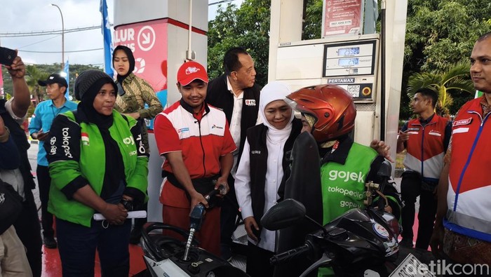Gubernur Khofifah saat berbagi dengan ojol Sidoarjo