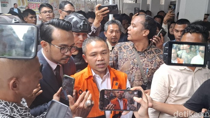 Foto: Gubernur Riau nonaktif Abdul Wahid usai Sidang di PN Tipikor Pekanbaru (Dok. Raja Adil/detikSumut)