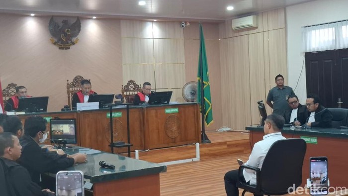 Gubernur Riau nonaktif Abdul Wahid dalam persidangan dengan agenda putusan sela di PN Tipikor Pekanbaru. (Raja Adil Siregar/detikSumut)