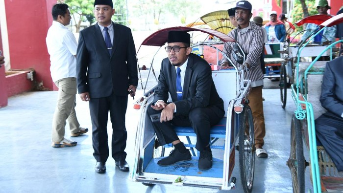 Hari Pertama Kebijakan Hemat BBM, Kantor Pemkab Sumenep Sepi Kendaraan Bermotor