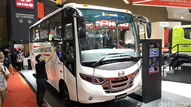 Hino Bus 136 MDBL 4x4