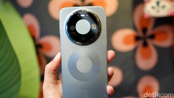 Sementara ini Huawei mate 80 Pro warna hijau. Foto: Adi FR/detikINET