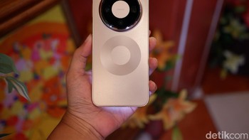 Huawei Mate 80 Pro masih dihiasi lingkaran klasik di bagian belakang bodinya. Foto: Adi FR/detikINET