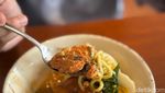 Kafe Vintage di Senayan Ini Punya Menu Laksa Salmon yang Unik