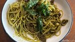 Kafe Vintage di Senayan Ini Punya Menu Laksa Salmon yang Unik