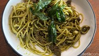 Spaghetti Oxtail (Rp 90.000) hadir dengan sentuhan unik. Disajikan dengan sambal ijo yang gurih pedas. Foto: detikcom/Riska Fitria