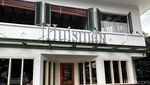 Kafe Vintage di Senayan Ini Punya Menu Laksa Salmon yang Unik