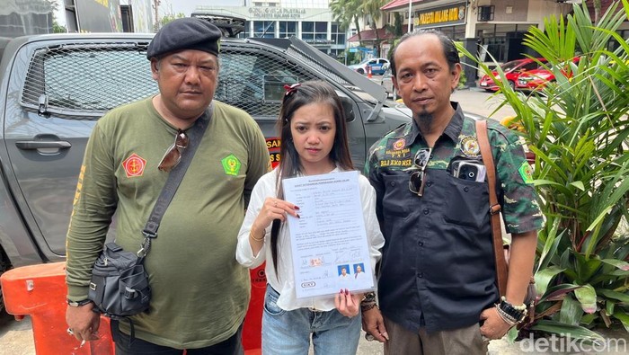 IA didampingi kerabat melayangkan aduan ke Polresta Malang Kota.