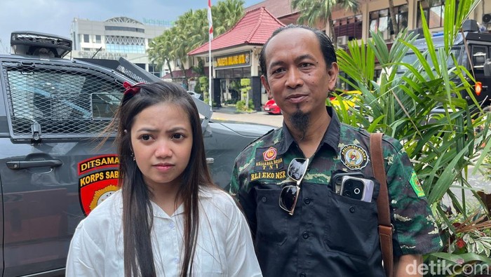 IA didampingi kerabat melayangkan aduan ke Polresta Malang Kota.