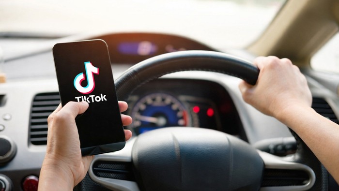 Ilustrasi main tiktok di mobil.