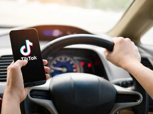 Kebiasaan Baru Anak Muda di Mobil: Nyetir Sambil TikTok-an