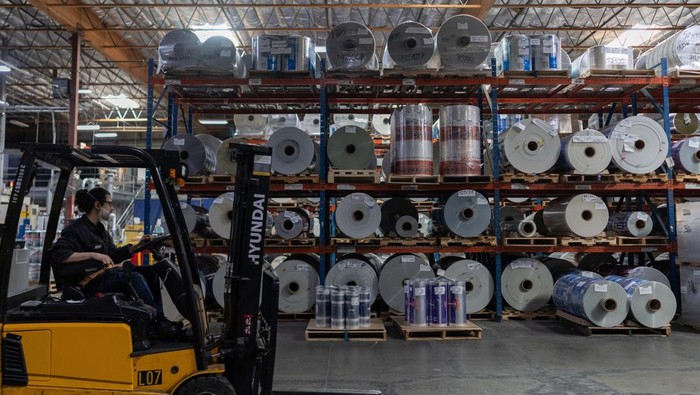 An employee operates a machine next to rolls of plastic to produce grocery bags at Emerald Packaging in Union City, California, U.S., April 6, 2026. As the U.S.-Israel conflict with Iran continues, Kevin Kelly, chief executive of Emerald Packaging, believes prices are expected to rise for the plastic resin that Emerald Packaging turns into produce bags for grocery stores, with a two‑step jump over a few weeks—from 45 to 55 and then to 85 cents per pound—setting up likely disputes with customers and possible force majeure cancellations of contracts it can no longer afford to honor. REUTERS/Carlos Barria