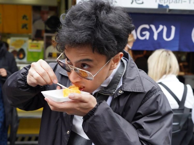 Ini Gaya Keren Pengacara Sangun Ragahdo saat Kulineran di Jepang dan Thailand