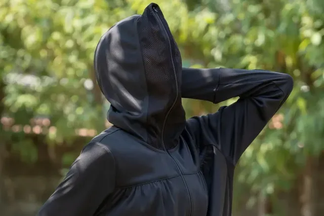 Jaket Anti UV Ini Dilengkapi Masker Wajah yang Bisa Dipakai Ngemil