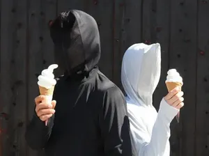 Keren! Jaket Anti UV Ini Dilengkapi Masker Wajah yang Bisa Dipakai Ngemil