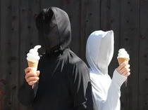 Keren! Jaket Anti UV Ini Dilengkapi Masker Wajah yang Bisa Dipakai Ngemil