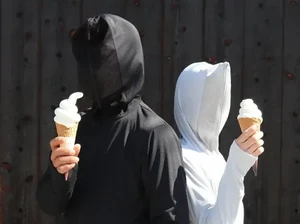 Keren! Jaket Anti UV Ini Dilengkapi Masker Wajah yang Bisa Dipakai Ngemil