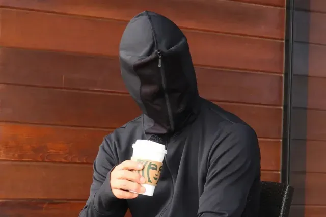 Jaket Anti UV Ini Dilengkapi Masker Wajah yang Bisa Dipakai Ngemil