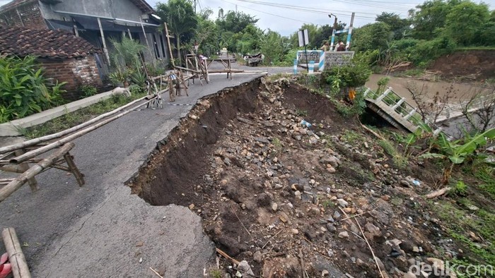 Jalan amblas akibat longsor di Kedungdowo, Nganjuk