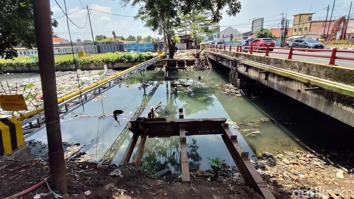 Jembatan rel di Sungai Sukalila Cirebon yang dibongkar