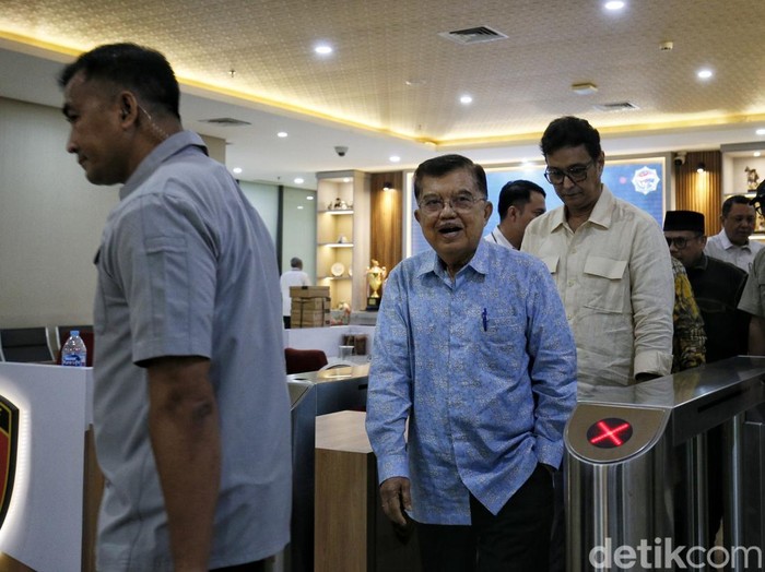 Wakil Presiden RI ke-10 dan ke-12 Jusuf Kalla (JK) menyambangi Bareskrim Polri Rabu (8/4/2026). JK melaporkan langsung Rismon Sianipar atas tudingan mendanai Roy Suryo dkk terkait ijazah Presiden k-7 Joko Widodo (Jokowi).