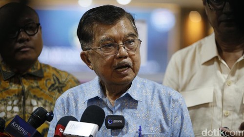 Wakil Presiden RI ke-10 dan ke-12 Jusuf Kalla (JK) menyambangi Bareskrim Polri Rabu (8/4/2026). JK melaporkan langsung Rismon Sianipar atas tudingan mendanai Roy Suryo dkk terkait ijazah Presiden k-7 Joko Widodo (Jokowi).