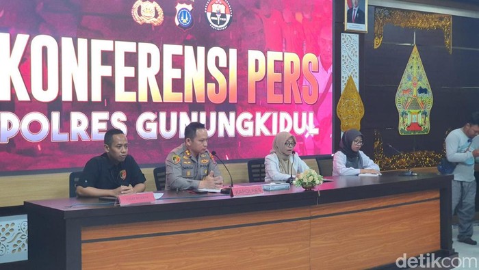 Kapolres Gunungkidul, AKBP Damus Asa (kedua dari kiri) saat memberikan keterangan di Polres Gunungkidul, Rabu (8/4/2026).