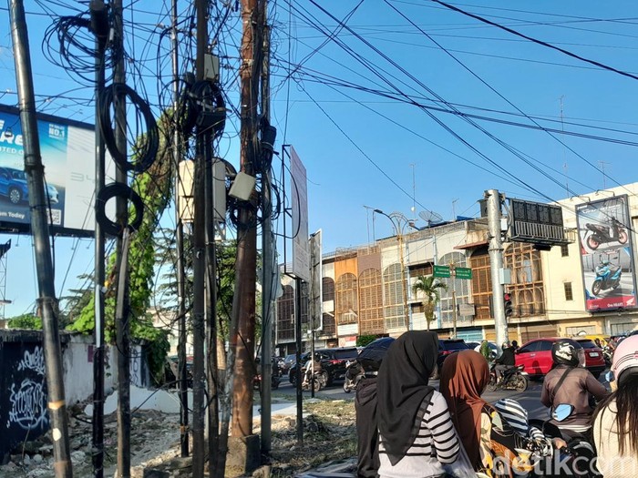 Kondisi kabel semrawut di Jalan Aksara Medan.